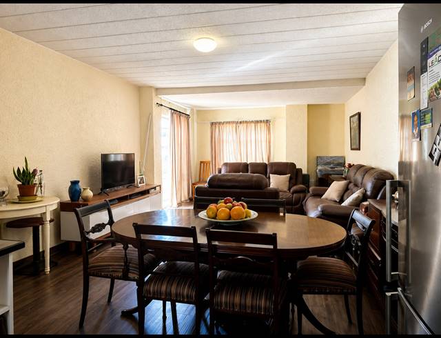 2 BEDROOM FLAT FOR SALE IN REWLATCH